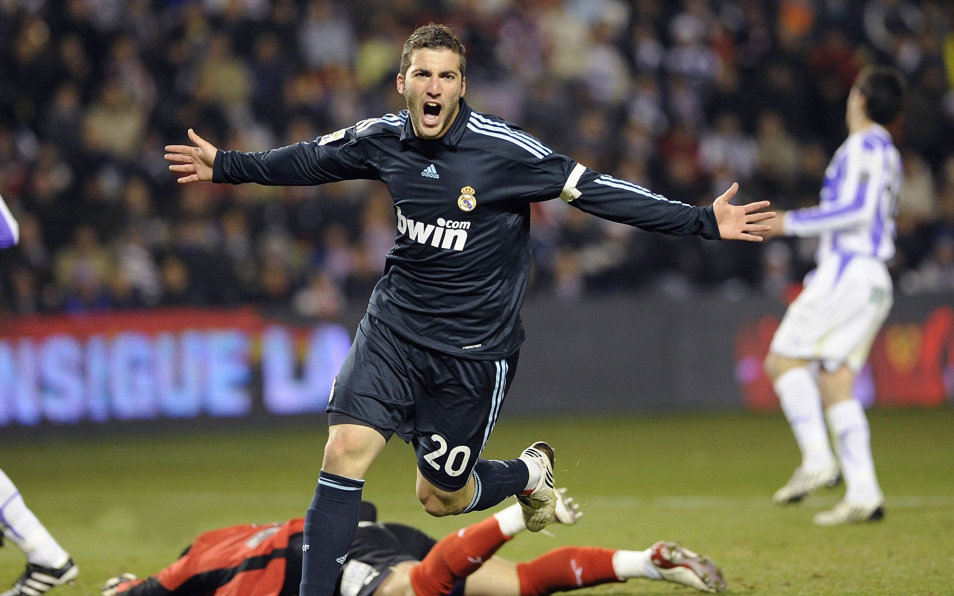 意甲快速反击:瞬间破门震撼全场!,意甲谁能打爆这条防线