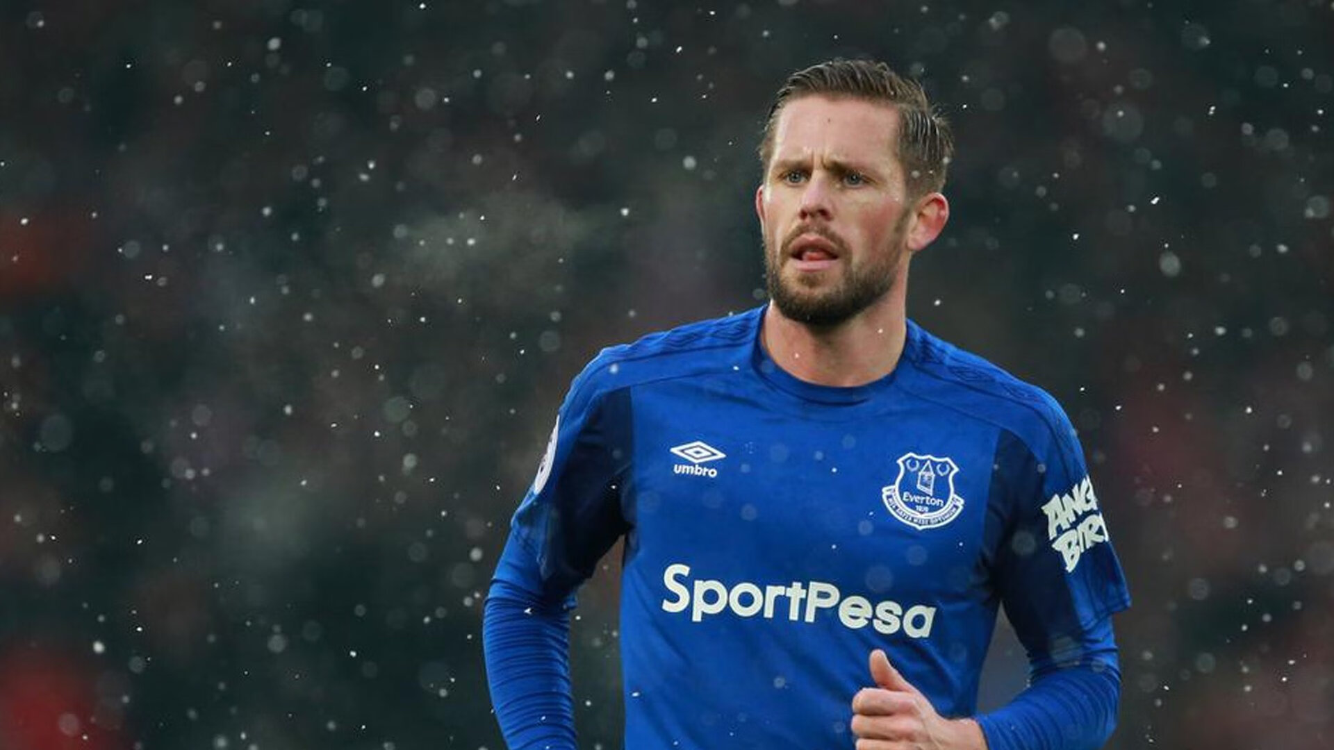 九游娱乐(jiuyou)官网-基：全黑队后防线的重要支柱，防守反应速度极快