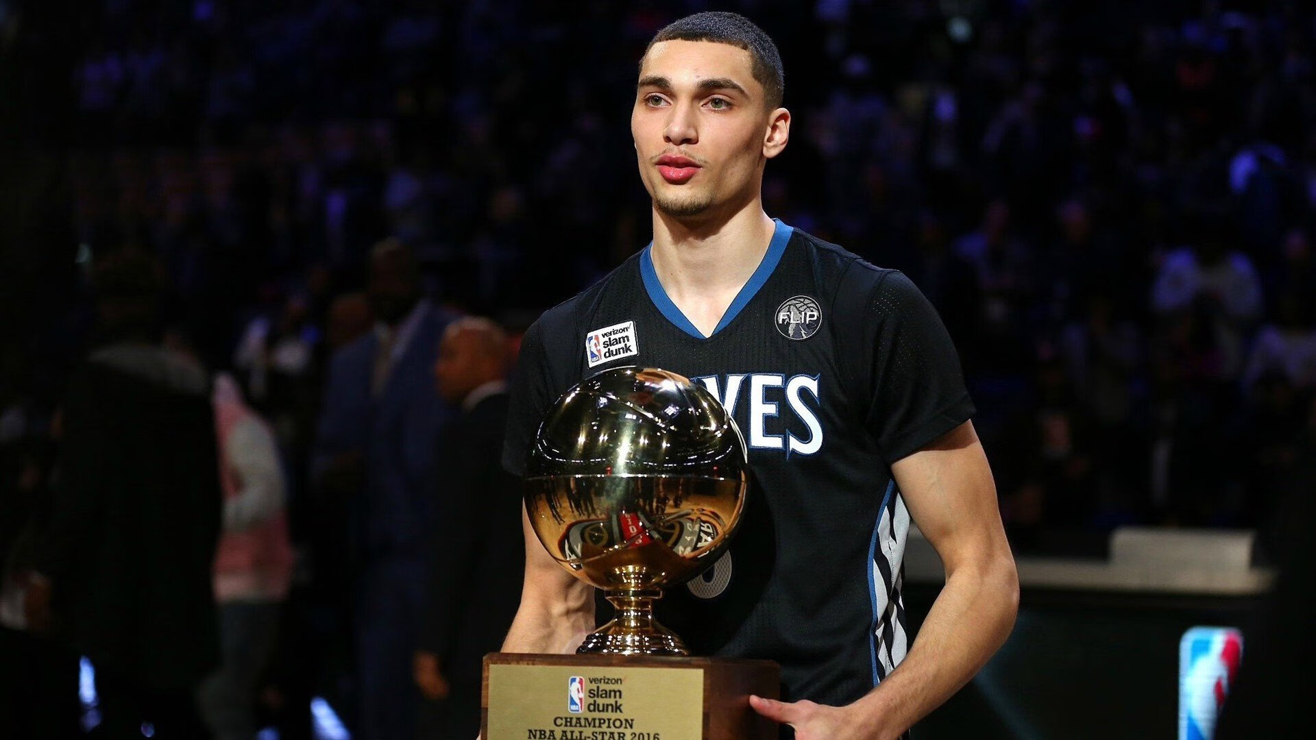 九游esport-湖人球员亲自为球迷送出签名球衣，湖人球衣赞助